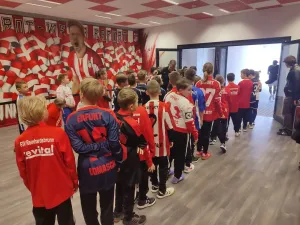 E-Junioren als Einlaufkinder bei Rot-Weiß Erfurt